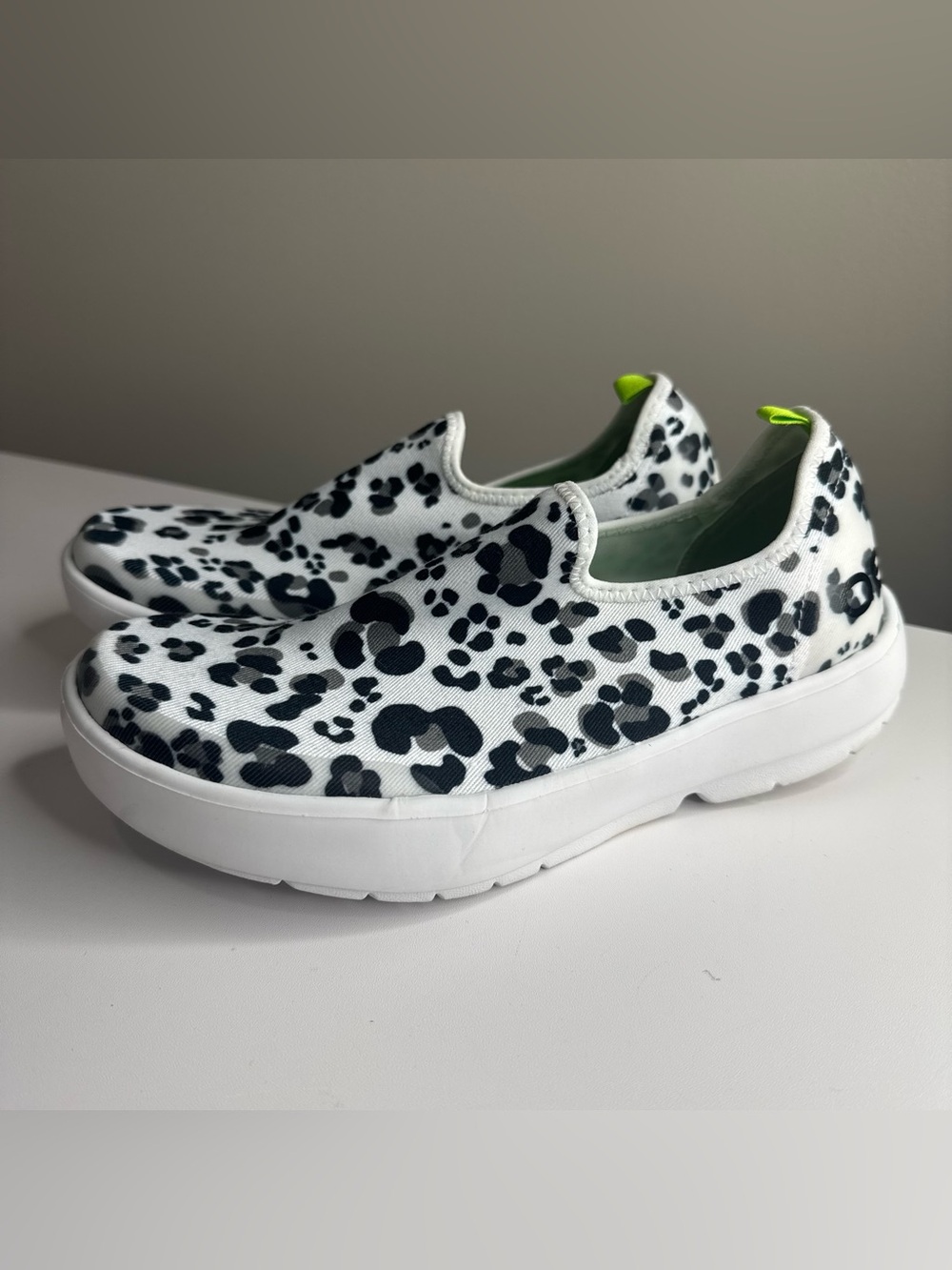 OOFOS OOmg eeZee Recovery Slip-on Shoes Snow Leopard Comfort Size Women's 7